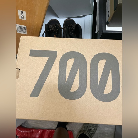 Adidas Yeezy 700 V3 - Picture 3 of 6